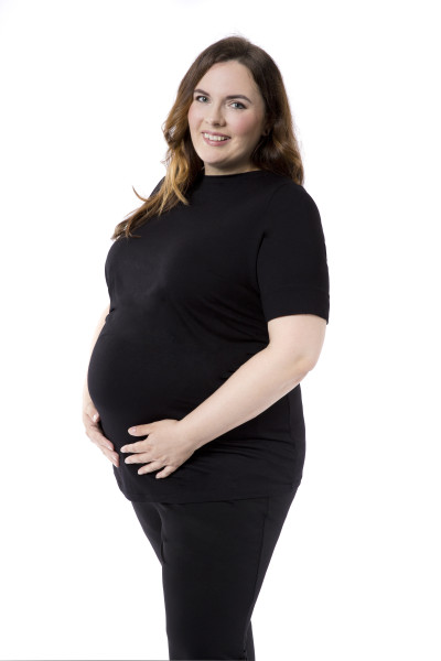 T-Shirt Tara Mom schwarz, Model Jasmin (1,75 m, Gr. 48 long im 7. Monat schwanger)